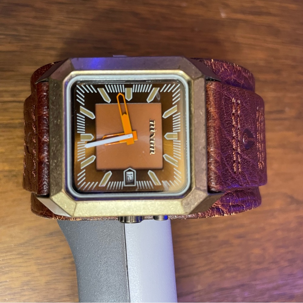 Nixon brown leather watch
Needs new battery. In great shape - Picture 2 of 4